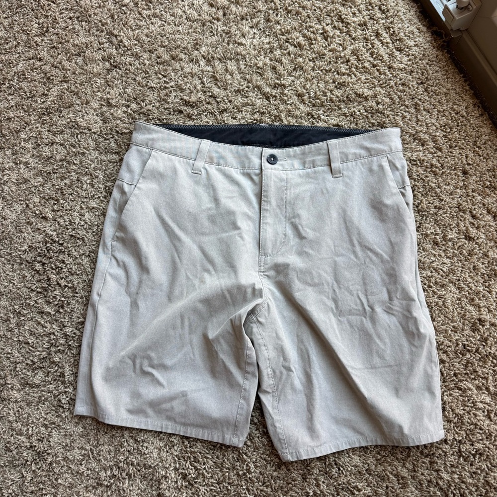 Vuori Men's Light Taupe Flat-Front Shorts